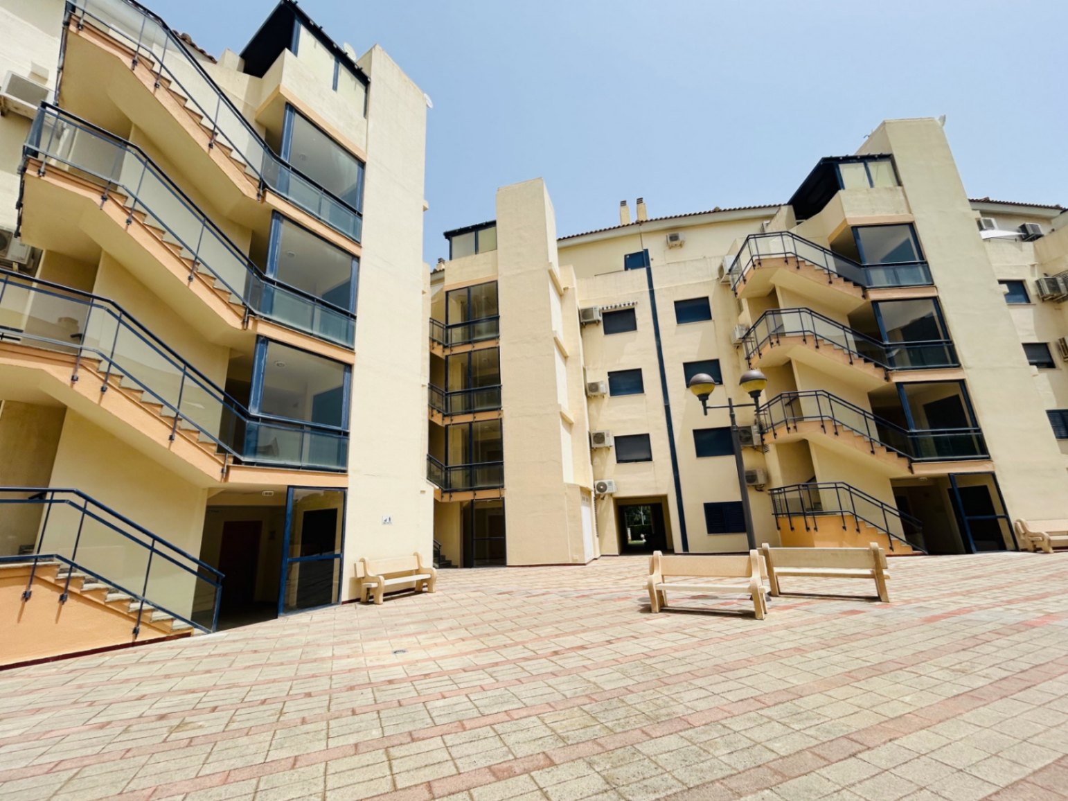 954 - Apartamento en planta baja con amplia terraza y excelentes zonas comunes en Dénia