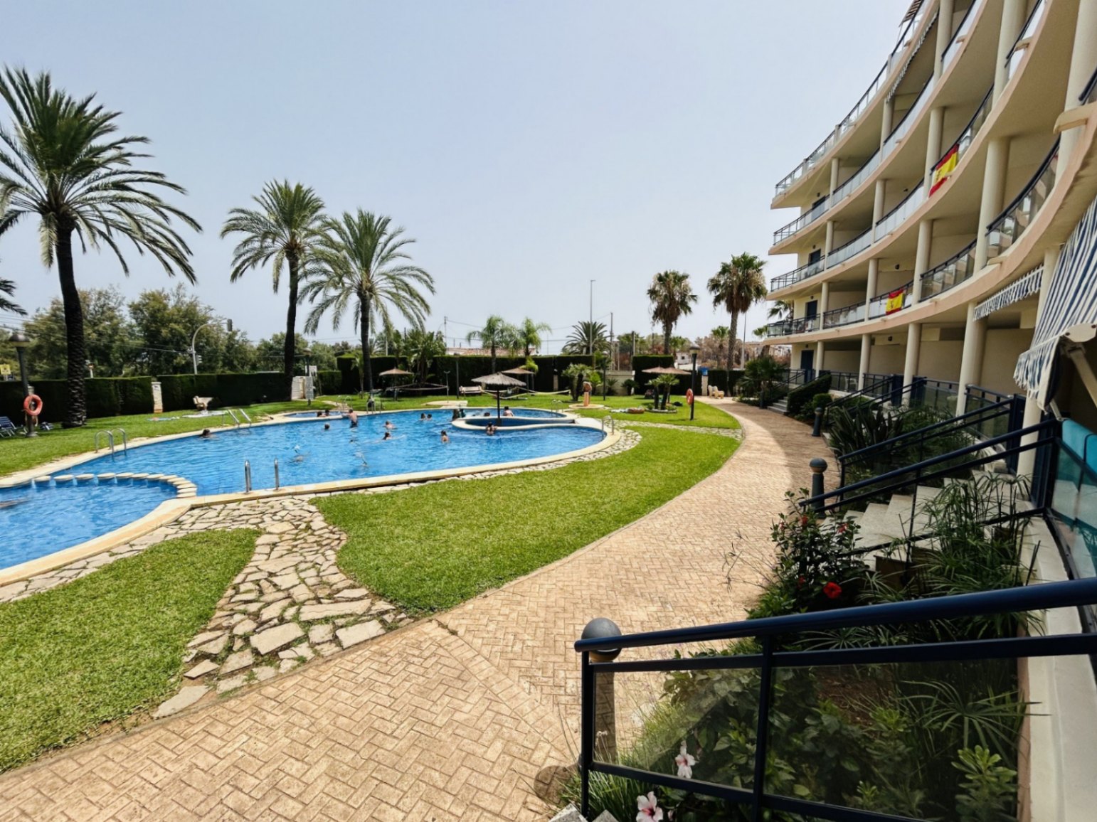 954 - Apartamento en planta baja con amplia terraza y excelentes zonas comunes en Dénia