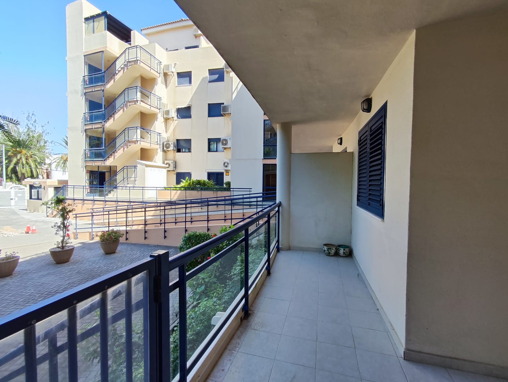954 - Apartamento en planta baja con amplia terraza y excelentes zonas comunes en Dénia
