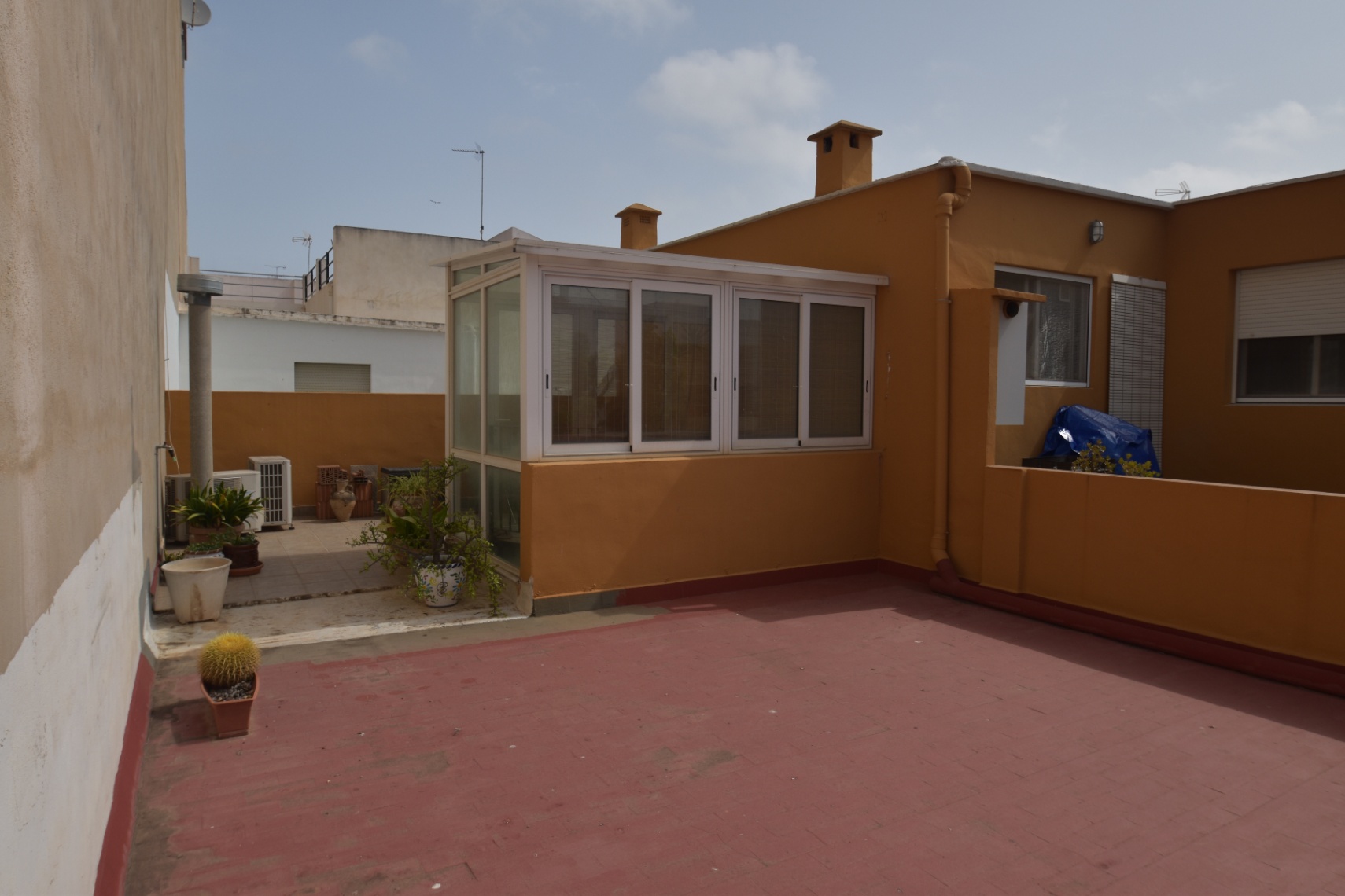 Volledig gerenoveerd dorpshuis met zonnig dakterras in het hart van El Vergel. Perfecte staat!