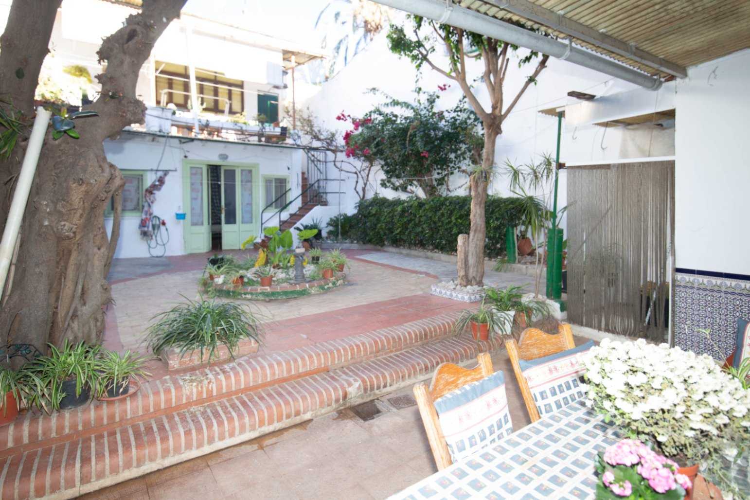 Village house with beautiful interior courtyard in the historic centre of Dènia.