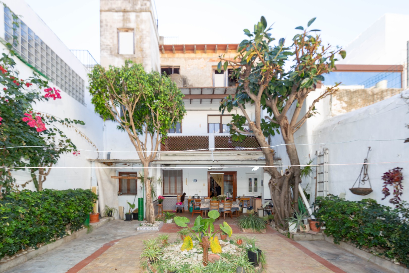 Village house with beautiful interior courtyard in the historic centre of Dènia.
