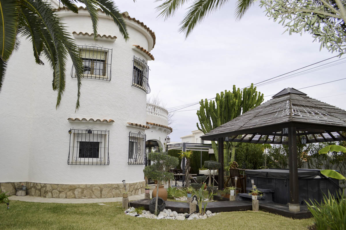 Charming two-storey Mediterranean-style villa on a plot of 600 sqm