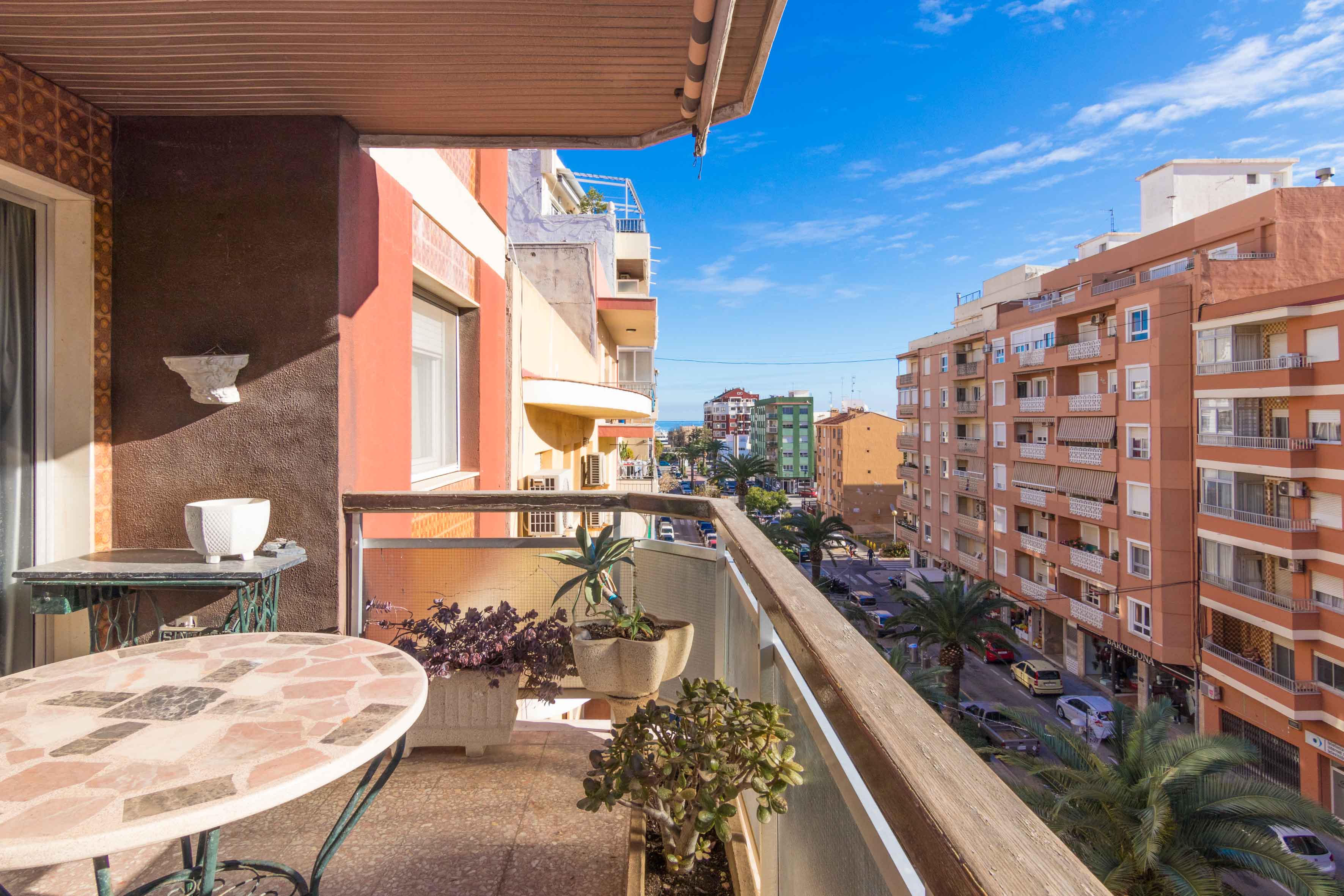 Piso amplio con terraza soleada en el centro de Denia en venta