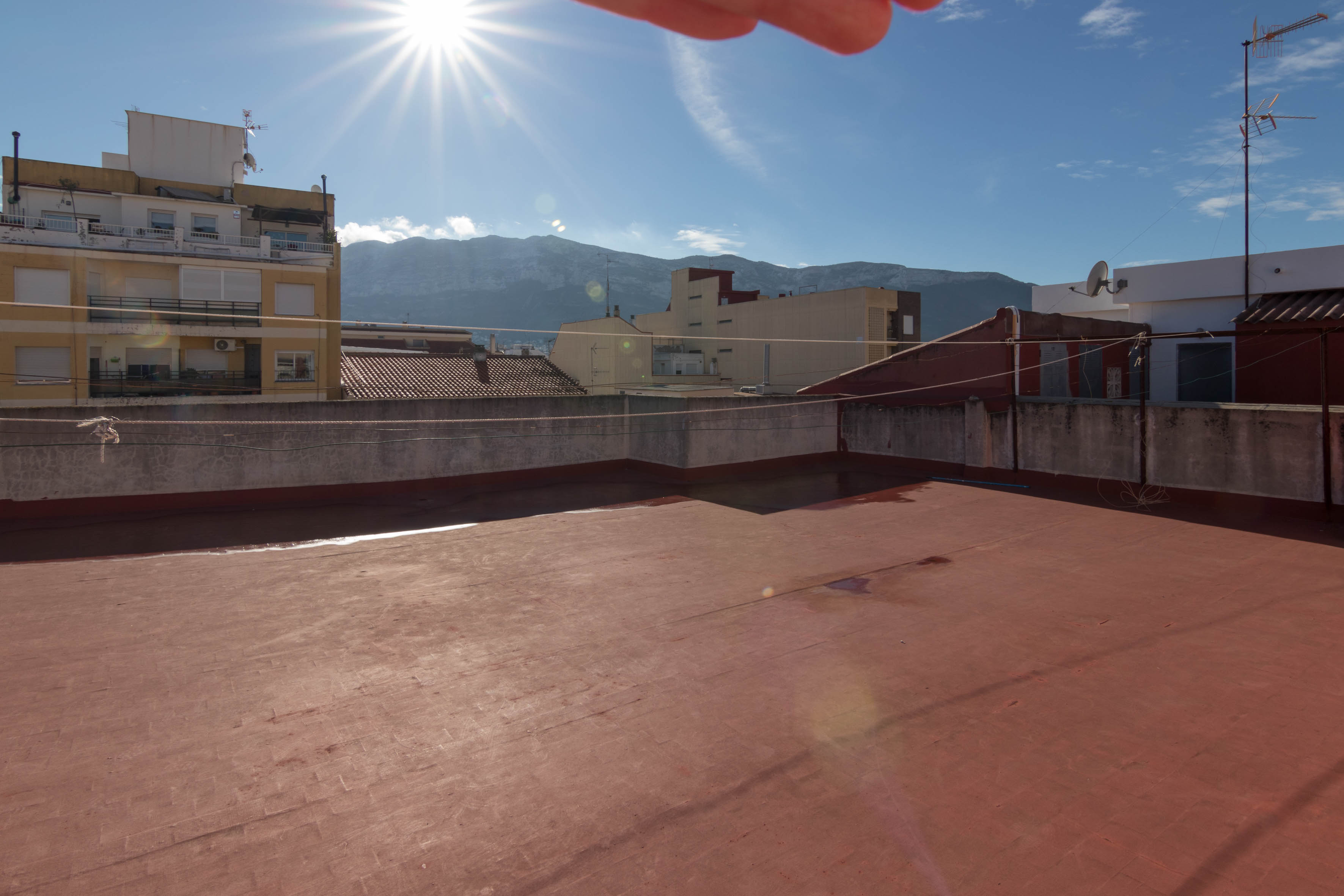 Piso amplio con terraza soleada en el centro de Denia en venta