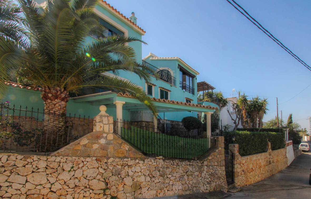 Villa in Denia mit Panoramablick auf das Meer und ganzjährig guter Besonnung