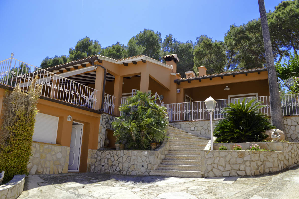 Luxury location - Villa in Las Rotas with sea views.